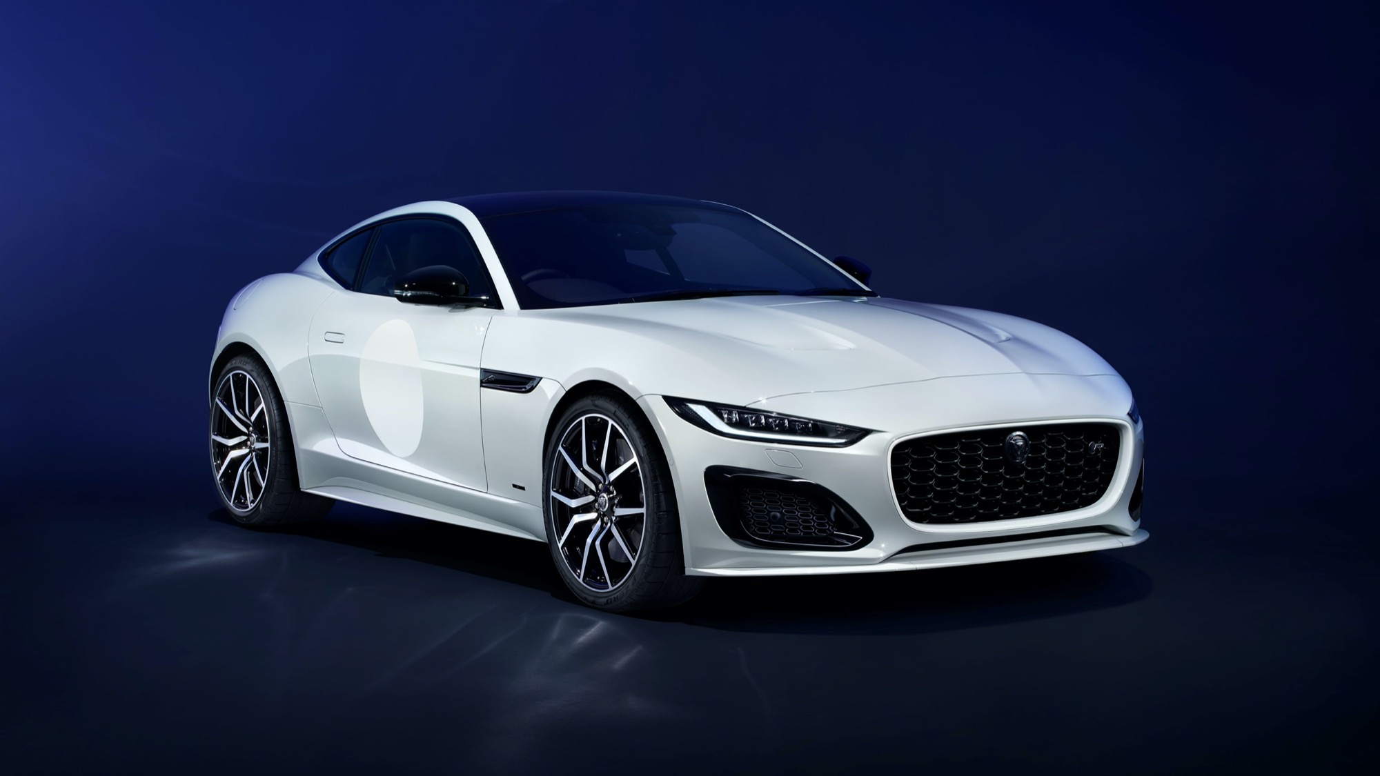 Jaguar銷售暴跌97.5％，英國百年車廠陷入「重啟」風暴